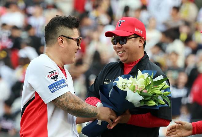 27일 LG 트윈스를 꺾고 통산 100승 달성 축하 꽃다발을 받는 KIA 타이거즈 이범호 감독