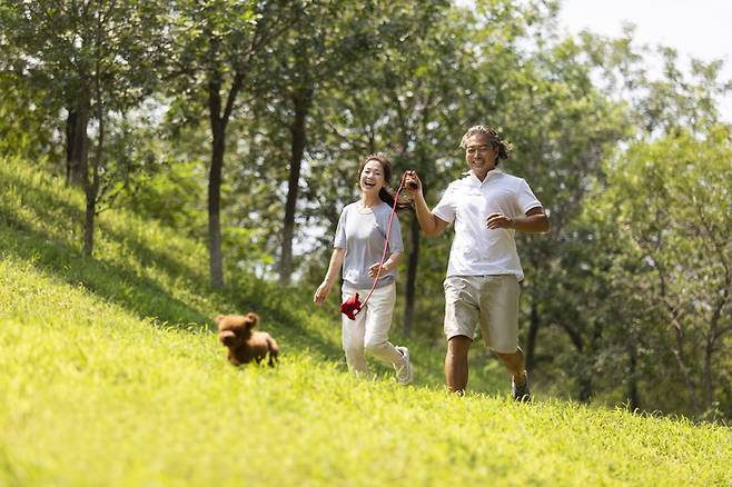 걷기는 다이어트 효과는 물론 뼈를 튼튼하게 만들고 관절의 퇴화를 예방해 준다. [사진=게티이미지뱅크]
