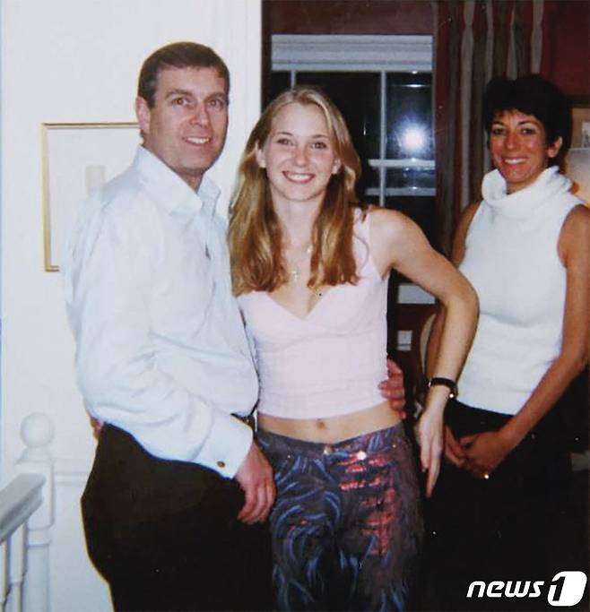 2021년 8월 9일(현지시간) 미국 뉴욕 남부 지방 법원이 공개한 2001년 당시 앤드루 왕자(왼쪽)와 원고 버지니아 주프레(중앙), 길레인 맥스웰(오른쪽) ⓒ AFP=뉴스1 ⓒ News1 김지현 기자