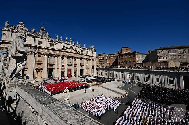 26일(현지시간) 프란치스코 교황의 장례미사가 열리는 바티칸 성베드로 광장에 가톨릭 사제들과 추모객들이 가득하다. 2025.04.26 ⓒ AFP=뉴스1 ⓒ News1 최종일 선임기자