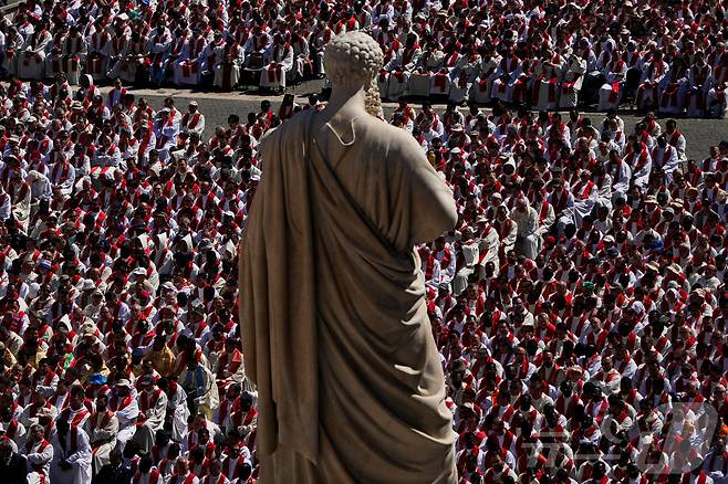 26일 오후(현지시간) 바티칸 성 베드로 광장에서 프란치스코 교황의 장례 미사가 엄수되고 있다. ⓒ 로이터=뉴스1