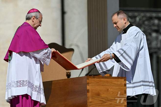 26일 오후(현지시간) 바티칸 성 베드로 광장에서 엄수된 프란치스코 교황의 장례 미사에서 성직자들이 관 위에 복음서를 올려두고 있다. ⓒ AFP=뉴스1