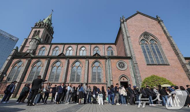 프란치스코 교황의 장례 미사가 엄수되는 26일 오후 서울 중구 명동대성당 지하성당에 마련된 분향소 앞으로 시민들의 추모 발걸음이 이어지고 있다. 2025.4.26/뉴스1 ⓒ News1 민경석 기자