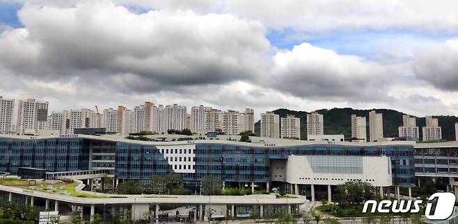 세종시 어진동 정부세종청사 국토교통부 뒤로 아파트 단지가 보이고 있다. 뉴스1 ⓒ News1 장수영 기자