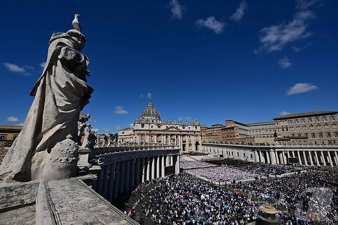 26일 오후(현지시간) 바티칸 성 베드로 광장에서 프란치스코 교황의 장례 미사가 엄수되고 있다. ⓒ AFP=뉴스1