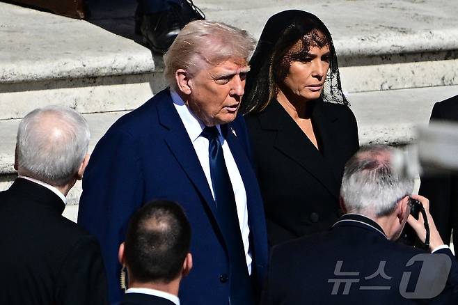 도널드 트럼프 미국 대통령과 멜라니아 트럼프 여사가 26일 오후(현지시간) 바티칸 성 베드로 광장에서 열린 프란치스코 교황의 장례 미사에 참석해 있다. ⓒ AFP=뉴스1