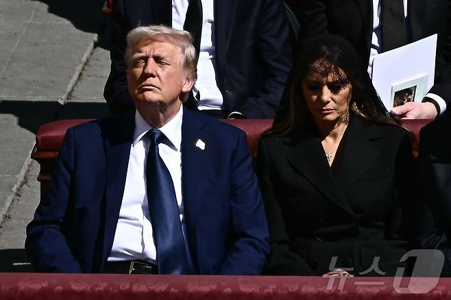 도널드 트럼프 미국 대통령과 영부인 멜라니아 여사가 26일(현지시간) 바티칸 성 베드로 광장에서 열린 프란치스코 교황의 장례 미사에 참석했다. 2025.04.26. ⓒ AFP=뉴스1