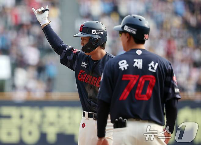 23일 서울 송파구 잠실야구장에서 열린 '2025 신한 SOL 뱅크 KBO리그' 롯데 자이언츠와 LG 트윈스의 경기, 롯데 전민재가 8회초 1사 만루 상황 적시타를 친 뒤 더그아웃을 향해 세리머니를 하고 있다. 2025.3.23/뉴스1 ⓒ News1 김진환 기자