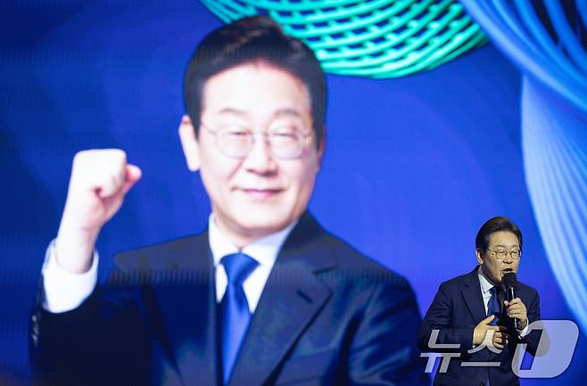 21대 대선 더불어민주당 후보로 선출된 이재명 후보가 27일 경기 고양시 킨텍스에서 열린 수도권·강원·제주 합동연설회에서 수락연설을 하고 있다. 2025.4.27/뉴스1 ⓒ News1 이재명 기자