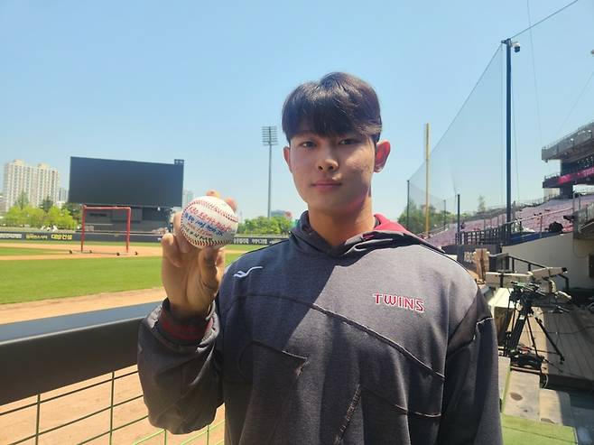 LG 김영우가 26일 광주-기아 챔피언스 필드에서 열린 2025 KBO리그 KIA전에 앞서 자신의 첫 승 공을 들고 포즈를 취했다. 김영우는 25일 KIA전에서 데뷔 첫 승을 따냈다. 사진 | LG 트윈스
