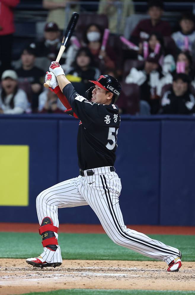 LG 홍창기가 9일 고척스카이돔에서 열린 2025 KBO리그 키움전에서 타격하고 있다. 사진 | LG 트윈스