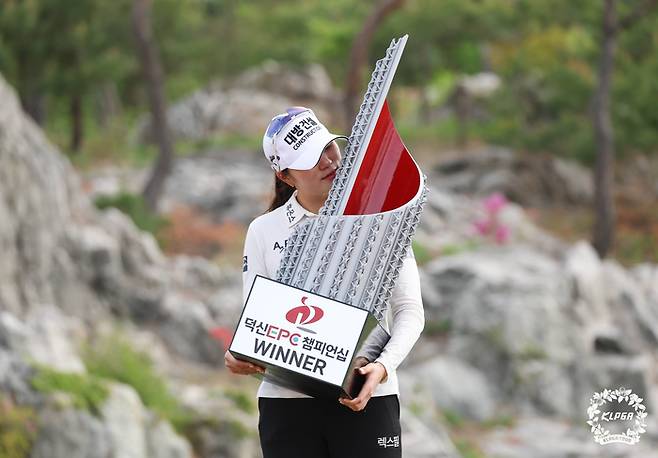 김민선7이 27일 킹스데일GC에서 열린 KLPGA투어 덕신EPC 챔피언십에서 초대 챔피언이자 생애 첫승을 따낸 뒤 트로피에 입맞추고 있다. 사진 | KLPGA