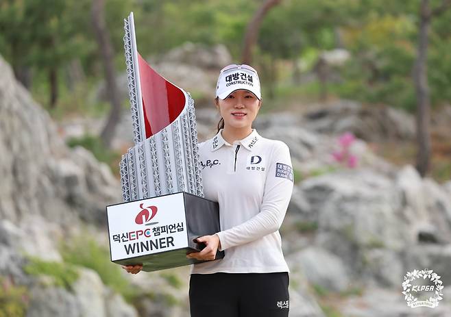 김민선7이 27일 킹스데일GC에서 열린 KLPGA투어 덕신EPC 챔피언십에서 초대 챔피언이자 생애 첫승을 따낸 뒤 트로피를 들고 포즈를 취하고 있다. 사진 | KLPGA