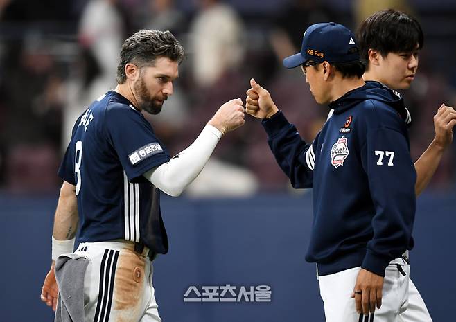 두산 케이브가 24일 서울 고척스카이돔에서 열린 2025 KBO리그 키움과 경기 후 이승엽 감독과 하이파이브를 하고 있다. 고척 | 최승섭기자 thunder@sportsseoul.com