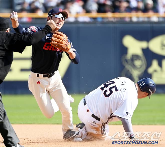 26일 잠실야구장에서 열린 롯데와 두산의 경기, 6회말 무사 1루 두산 박준영의 투수 앞 땅볼때 2루로 향하던 1루주자 김기연과 롯데 유격수 전민재가 충돌하고 있다. 잠실=허상욱 기자wook@sportschosun.com/2025.04.26/
