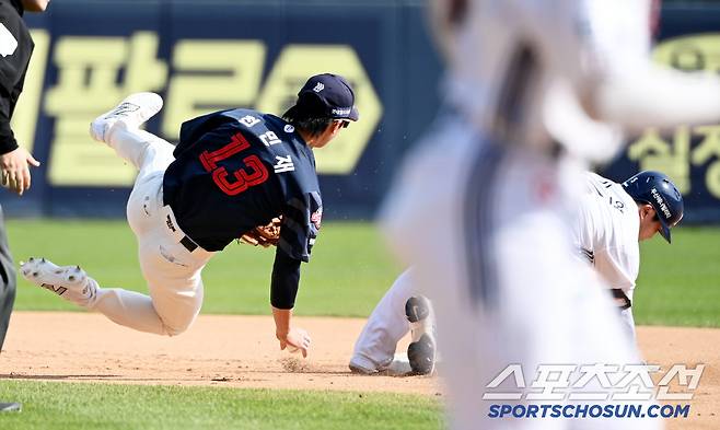 26일 잠실야구장에서 열린 롯데와 두산의 경기, 6회말 무사 1루 두산 박준영의 투수 앞 땅볼때 1루주자 김기연과 롯데 유격수 전민재가 충돌하고 있다. 잠실=허상욱 기자wook@sportschosun.com/2025.04.26/