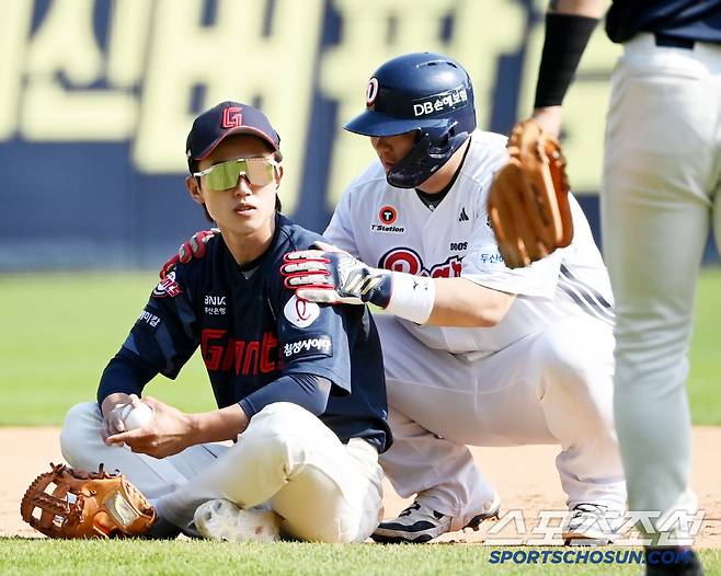 26일 잠실야구장에서 열린 롯데와 두산의 경기, 6회말 무사 1루 두산 박준영의 투수 앞 땅볼때 롯데 유격수 전민재가 2루로 향하던 1루주자 김기연과 충돌해 넘어졌다. 전민재에 미안함을 전하는 김기연의 모습. 잠실=허상욱 기자wook@sportschosun.com/2025.04.26/