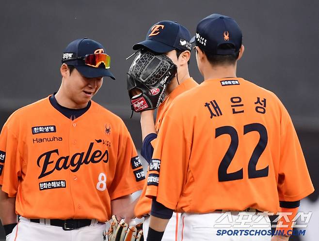 교체 사인 아쉬움에 얼굴을 감싼 한화 문동주.