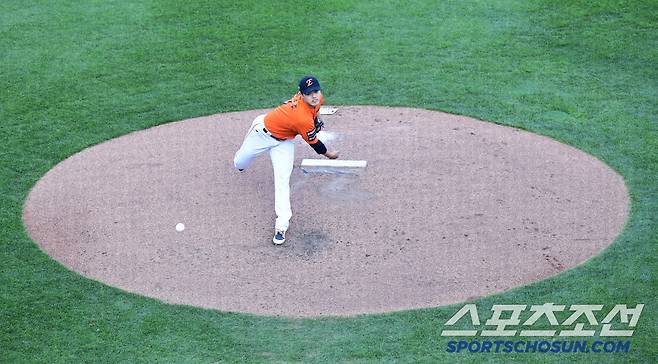 대전 볼파크 마운드. 힘차게 투구하고 있는 문동주.