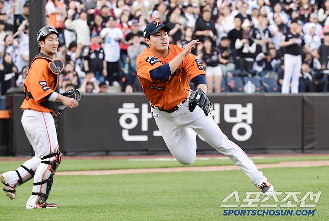 26일 대전 한화생명볼파크에서 열린 한화와 KT의 경기. 4회초 2사 1루. 문상철의 내야땅볼 타구를 잡아 1루에 송구해 아웃을 잡아내고 있는 문동주. 대전=송정헌 기자songs@sportschosun.com/2025.04.26/