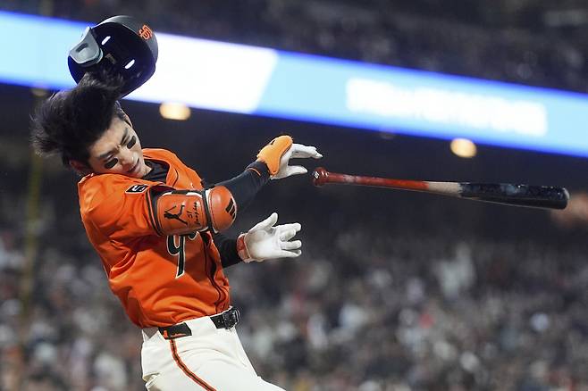 샌프란시스코 자이언츠 이정후가 26일(한국시각) 오라클파크에서 열린 텍사스 레인저스전에서 9회말 좌완 로버트 가르시아의 몸쪽 공을 피하고 있다. 공은 배트를 맞고 3루 더그아웃 쪽으로 흘렀다. AP연합뉴스