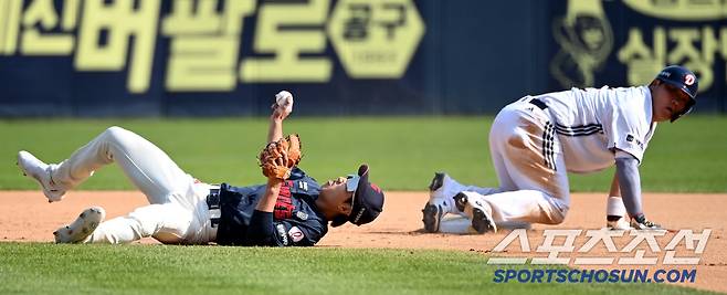 전민재가 넘어지자 김기연도 크게 놀랐다