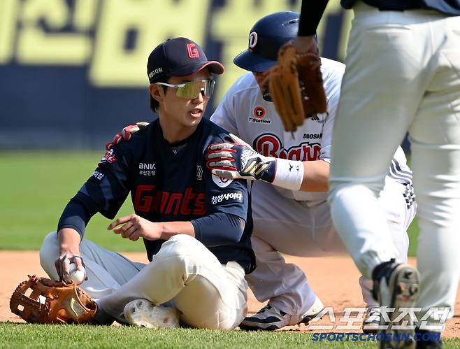 김기연의 사과에 전민재도 괜찮다는 듯 손을 뻗어 이야기를