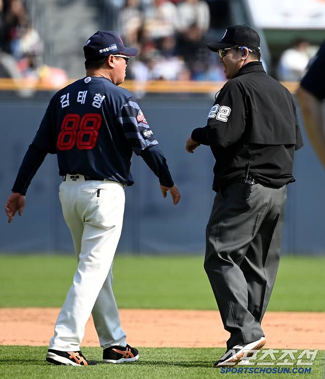 그라운드로 나선 김태형 감독