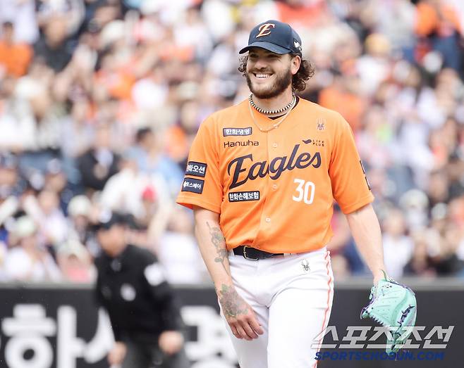 1회 투구를 마치고 마운드를 내려오는 한화 폰세.