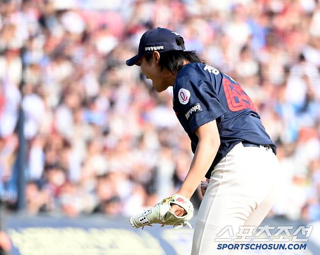 26일 잠실야구장에서 열린 롯데와 두산의 경기, 8회말롯데 정철원이 두산 김기연을 삼진처리하며 환호 하고 있다. 허상욱 기자wook@sportschosun.com/2025.04.26/