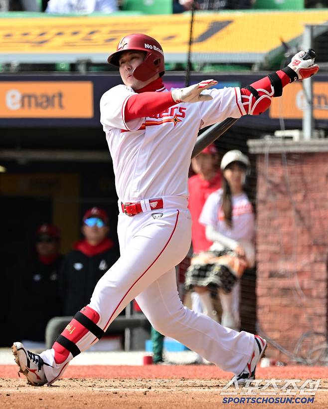 11일 인천 SSG랜더스필드에서 열린 SSG 랜더스와 한화 이글스의 시범경기. SSG 최정이 타격을 하고 있다. 인천=박재만 기자 pjm@sportschosun.com/2025.03.11/