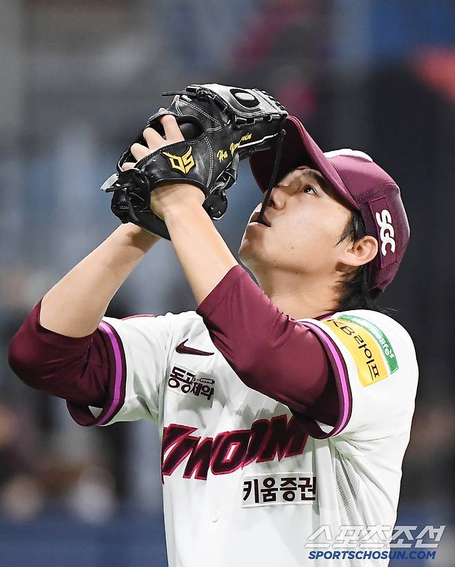 22일 서울 고척스카이돔에서 열린 두산-키움전. 6회초 세 타자를 범타 처리한 하영민이 자신만의 의식을 치르며 내려오고 있다. 고척=정재근 기자 cjg@sportschosun.com/2025.4.22/