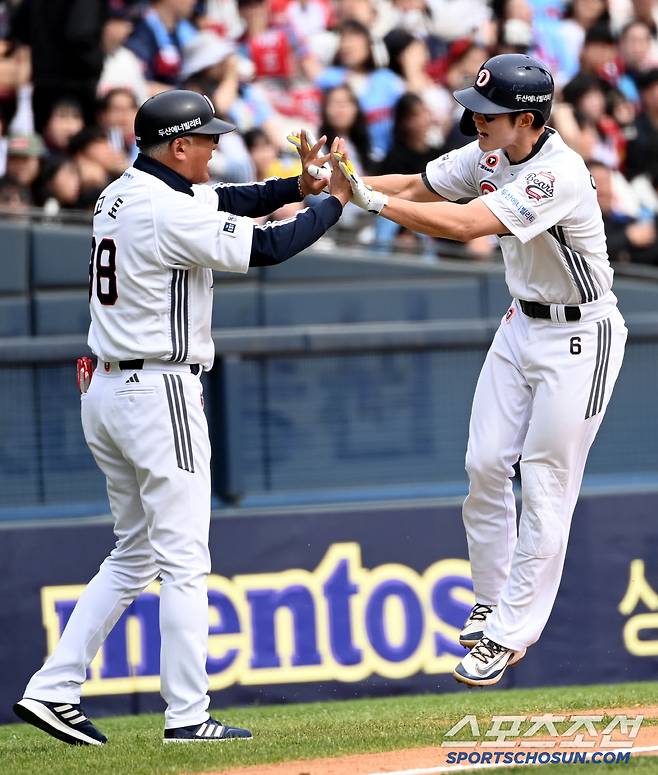 27일 잠실야구장에서 열린 롯데와 두산의 경기, 4회말 1사 민루 두산 오명진이 선제 만루홈런을 치고 기쁨을 나누고 있다. 잠실=허상욱 기자wook@sportschosun.com/2025.04.27/