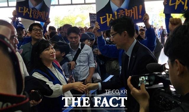 김경수 후보가 합동연설회 입장 대기 줄에 선 지지자들을 향해 인사하고 있다. /서다빈 기자