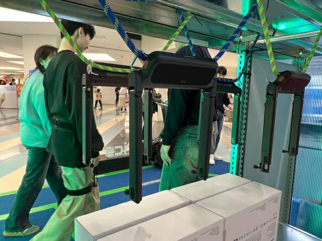 25일 서울 현대백화점 목동점 지하 2층에 마련된 위로보틱스 윔 팝업스토어에서 방문객들이 로봇을 체험하고 있다. (사진=지디넷코리아 신영빈 기자)