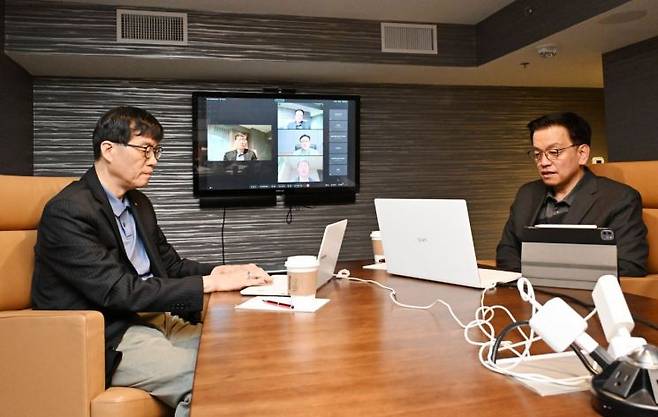 최상목 경제부총리 겸 기획재정부 장관과 이창용 한국은행 총재가 26일(현지시간) 미국 워싱턴D.C.에서 화상 연결로 거시경제금융현안간담회(F4회의)에 참여하고 있다. 기재부