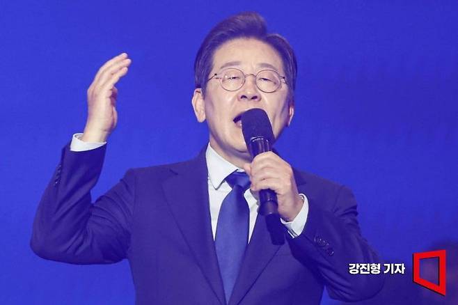 더불어민주당 대통령선거 후보로 선출된 이재명 후보가 27일 경기 고양시 킨텍스에서 열린 '더불어민주당 제21대 대통령선거 후보자 선출 위한 수도권, 강원, 제주 합동연설회'에서 수락연설을 하고 있다. 2025.4.27. 강진형 기자