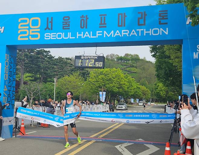 2025 서울하프마라톤 하프마라톤 남자 1위 최범식씨./최수현 기자