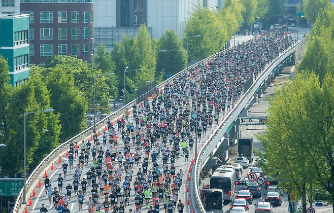 2025 서울 하프마라톤대회가 열린 27일 오전 20·30대의 젊은 참가자들이 서소문 고가도로에서 충정로 방향으로 힘차게 달리고 있다. /조인원 기자