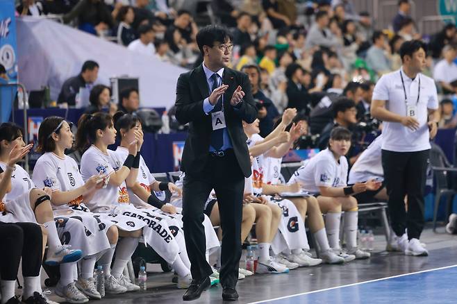 27일 서울 송파구 올림픽공원 핸드볼경기장에서 열린 2024-2025 핸드볼 H리그 여자부 챔피언결정전 2차전 삼척시청과 SK 슈가글라더즈의 경기. SK 김경진 감독이 최수민의 득점을 보며 손뼉치고 있다. /연합뉴스