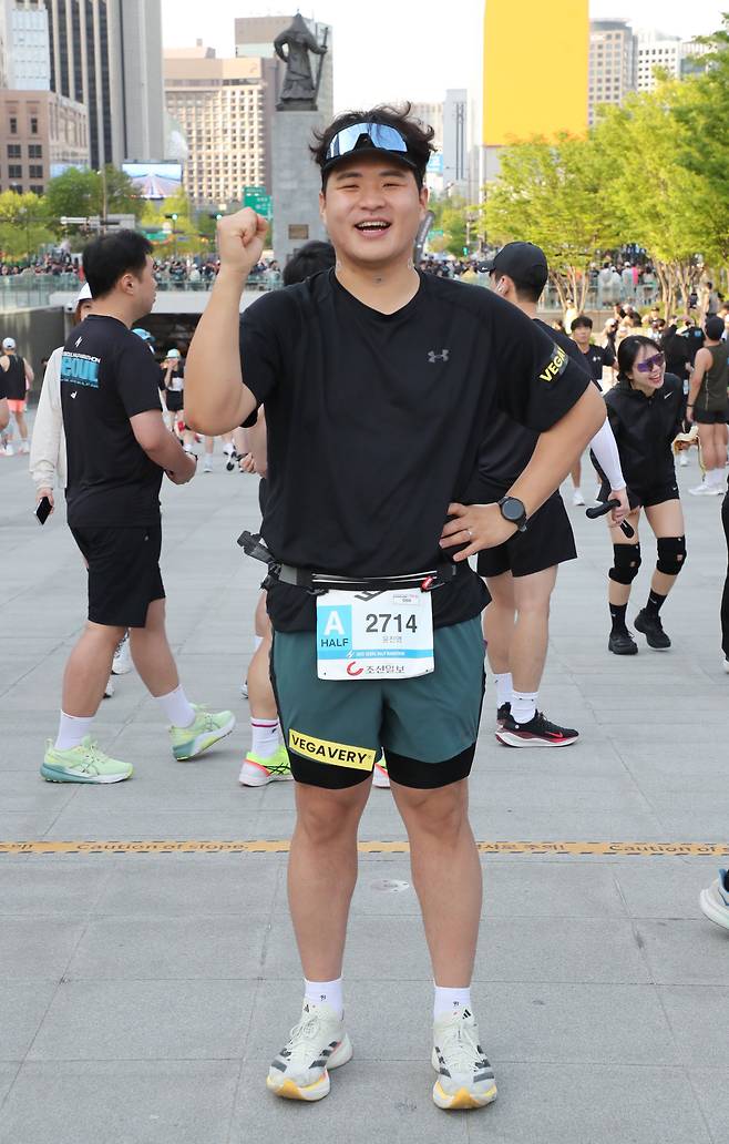 2025 서울하프마라톤 대회에 참가한 윤진영씨가 27일 오전 서울 광화문 광장에서 포즈를 취하고 있다. /남강호 기자