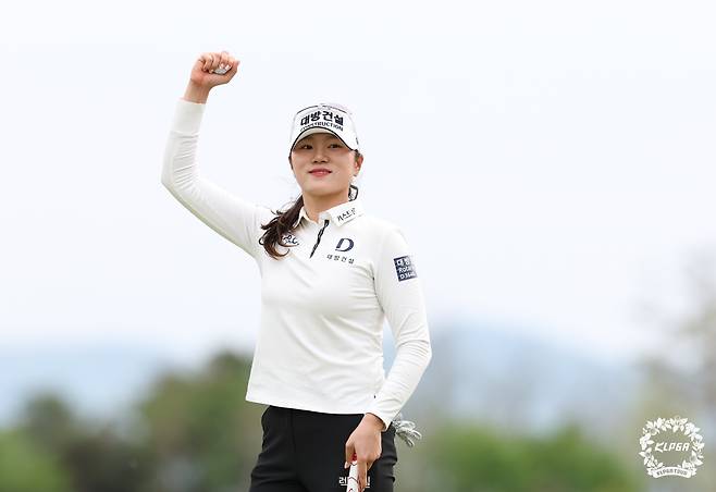 김민선이 27일 충북 충주 킹스데일 골프클럽에서 열린 KLPGA 투어 덕신EPC 챔피언십 4라운드 18번홀에서 우승을 확정한 뒤 기뻐하고 있다./KLPGA