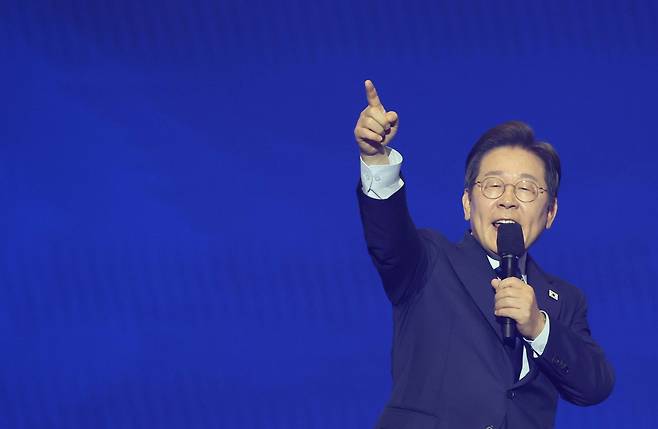 21대 대선 더불어민주당 후보로 선출된 이재명 후보가 27일 경기 고양시 킨텍스에서 열린 수도권·강원·제주 합동연설회에서 수락연설을 하고 있다./뉴스1