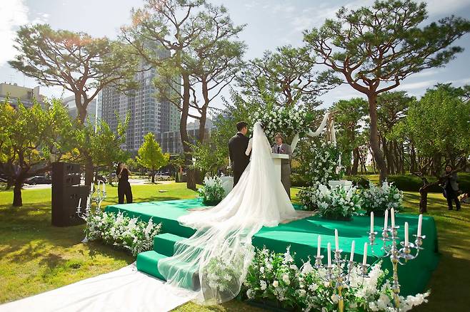 광주시청사 야외결혼식장. /광주광역시