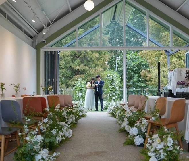 서초구가 예비부부에게 대관 비용을 지원해주는 한 카페. /서초구