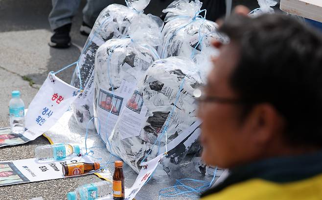 23일 경기도 파주시 임진각 평화랜드 인근에서 납북자가족모임 주최로 열린 '무사귀환 위령제' 행사에서 대북전단이 놓여져 있다. / 뉴스1