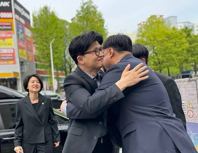 한동훈 국민의힘 대선 경선 후보가 이현웅 부평을 당협위원장과 인사를 나누고 있다. /뉴스1