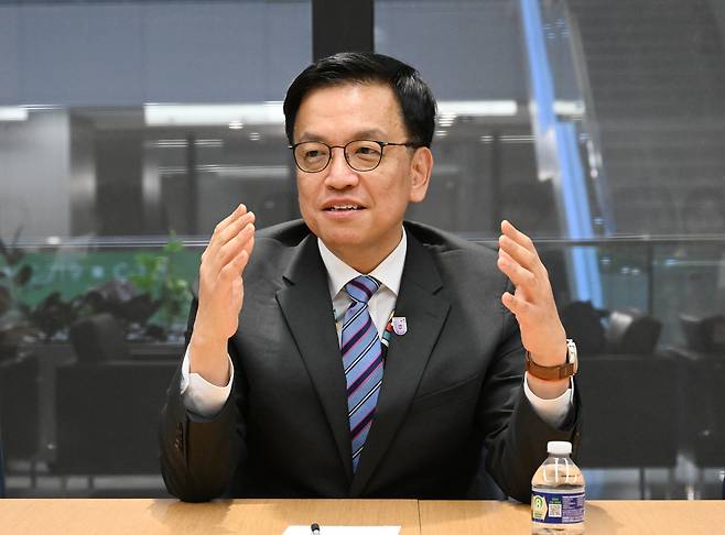 최상목 부총리 겸 기획재정부 장관이 25일(현지시각) 미국 워싱턴DC 국제통화기금(IMF) 본부에서 진행된 출장 동행 기자단 간담회에서 발언하고 있다. /기획재정부 제공