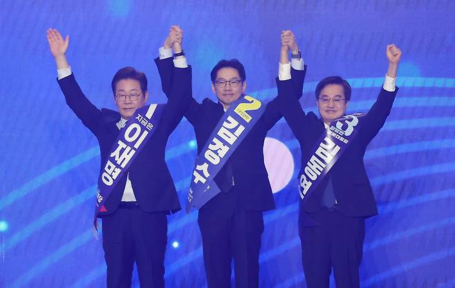 이재명(왼쪽부터)·김경수·김동연 더불어민주당 대선 경선 후보가 27일 경기도 고양시 일산 킨텍스에서 열린 '제21대 대통령 선거 후보자 선출을 위한 수도권·강원·제주 경선 및 최종 후보자 선출 대회'에서 기념촬영을 하고 있다. /연합뉴스