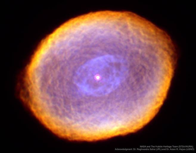 행성상 성운 IC 418. 성운 무늬가 기하학적이다. / NASA, ESA, and the Hubble Heritage Team